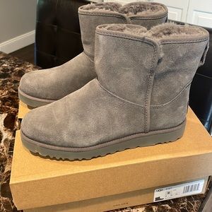 Ugg Cory II size 6 charcoal like new